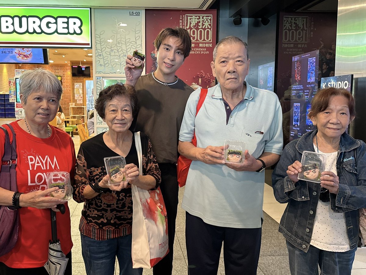 LawrenceHiew22's tweet photo. 带长辈们观看 #哪吒之魔童闹海 ，同时响应 #SaveOurScreens 支持 #CathayCineplexes ！

感谢 #JiXiangAngKuKueh 制作哪吒造型的红龟粿，超可爱😍 https://t.co/qhasim9iFw