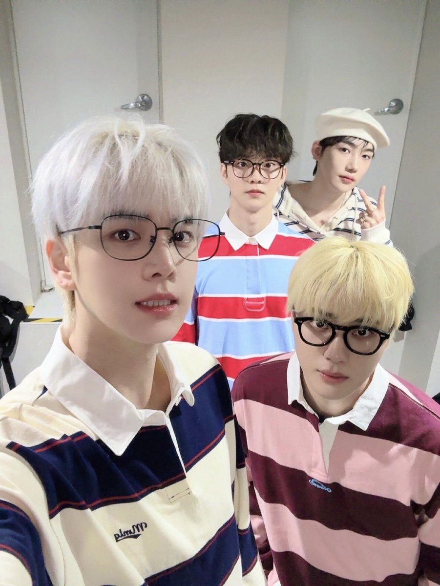 THEBOYZ_officl's tweet photo. [📸] 더보이즈 The 3rd Album 'Unexpected' 포토 이벤트 완료🥊 책 속에서 나온 것만 같은 너드남의 정석 오늘의 더보이즈📖 함께 특별한 시간을 보내 줘서 고마워요🤎

#THEBOYZ #더보이즈
#Unexpected #VVV https://t.co/BWT3B4uGqj