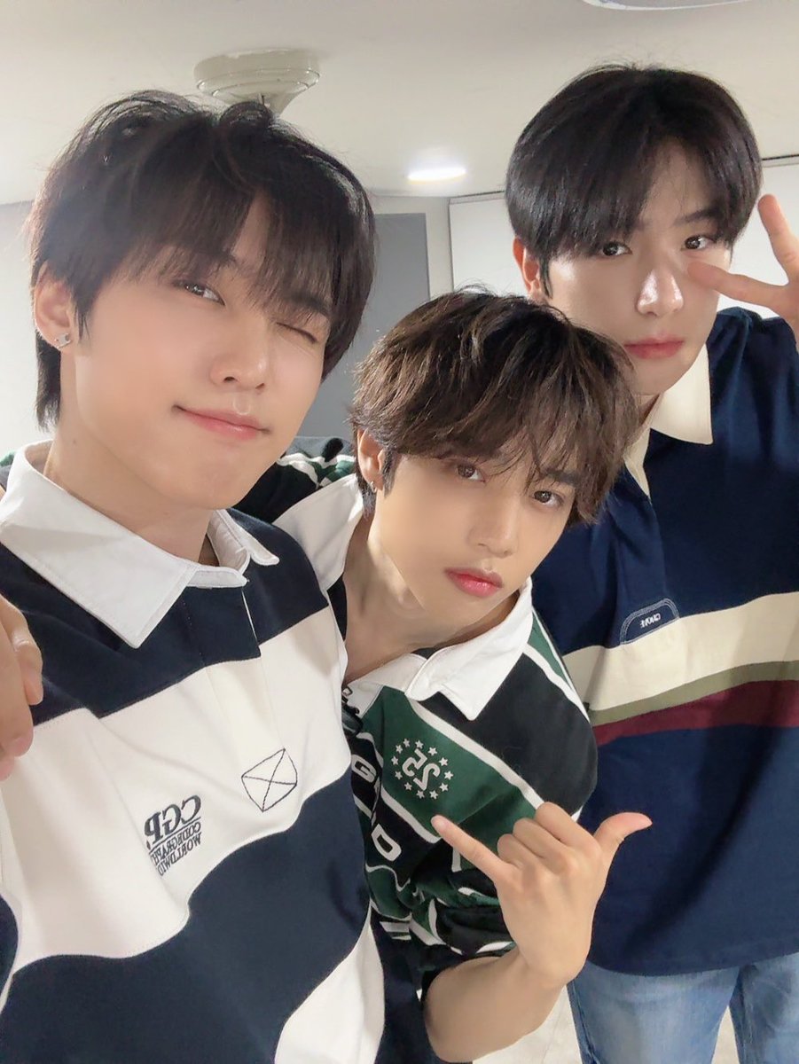 THEBOYZ_officl's tweet photo. [📸] 더보이즈 The 3rd Album 'Unexpected' 포토 이벤트 완료🥊 책 속에서 나온 것만 같은 너드남의 정석 오늘의 더보이즈📖 함께 특별한 시간을 보내 줘서 고마워요🤎

#THEBOYZ #더보이즈
#Unexpected #VVV https://t.co/BWT3B4uGqj