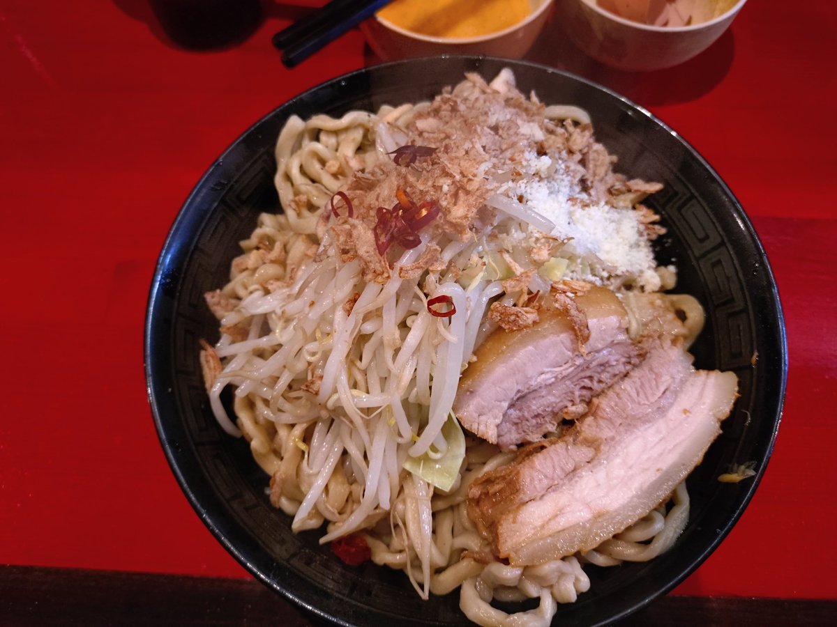 ラーメン二郎会津若松駅前店でお昼

大ラーメン+汁無し変更

新潟の二郎か迷ったけど……
やっぱり会津二郎の方が自分は好きで行ってしまった！
今日も美味しくいただきました♪