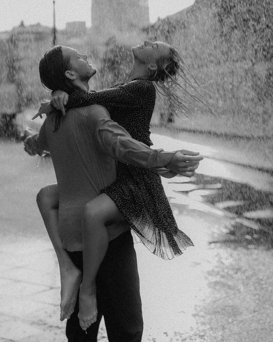 Peut être est-ce le moment de prendre  du recul , du temps pour sourire et  se créer  son propre bonheur
Prendre ce temps pour me reposer sur ton épaule et regarder au fond de ton  âme comment passe la vie 
Et ne  jamais te perdre des yeux

La vie est trop courte pour être triste