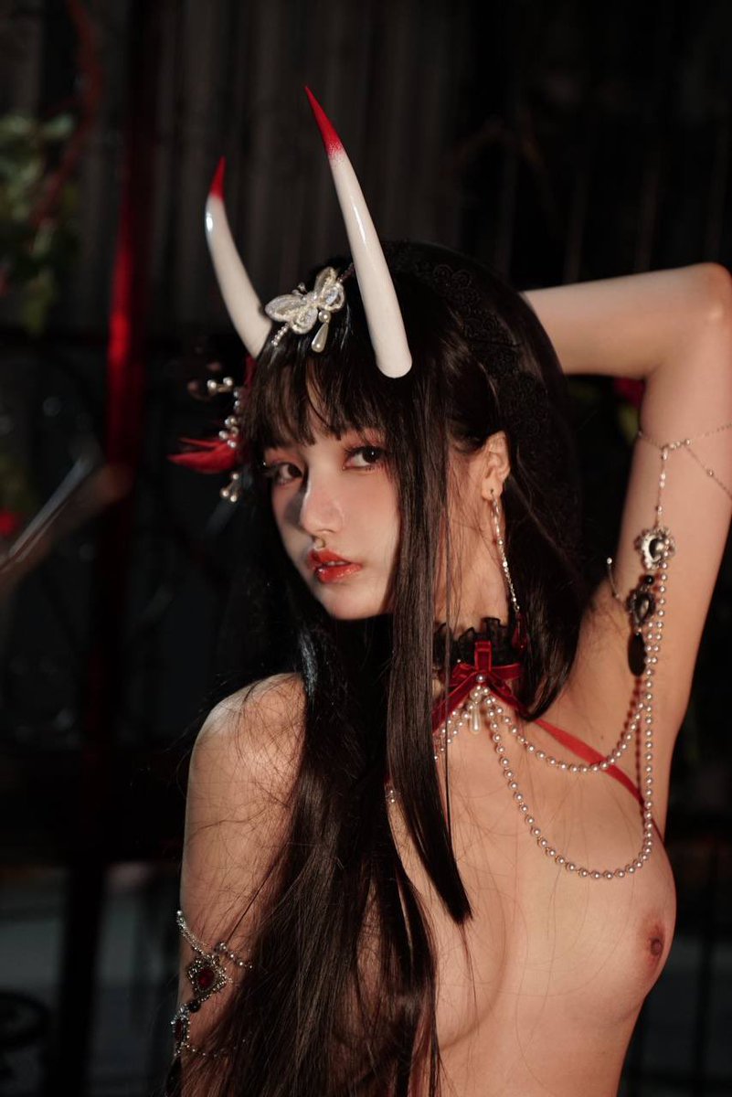 这套和上套的萨勒芬妮是出自同一人 是不是我不说你们看不出来啊 只能说美颜强得可怕 这两套你们更喜欢哪一套呢 https://t.co/bjBwy3Ljjc