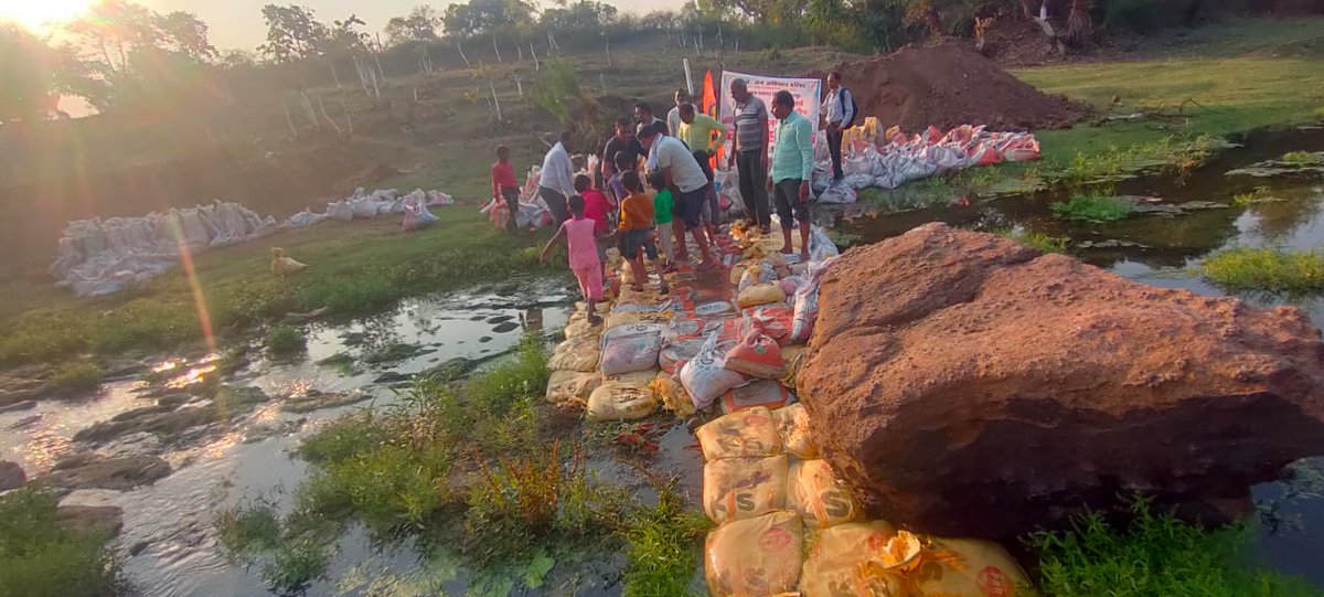 MP_JanAbhiyan's tweet photo. #MPJAP जिला जबलपुर द्वारा #WorldWaterDay के अवसर पर जिले में संगोष्ठी, जल स्रोतों की साफ-सफाई, बोरी बंधान, जल संवाद, ग्राम चौपाल, गोष्ठी, कलश यात्रा कार्यक्रम आयोजित किए गए। @DrMohanYadav51 @CMMadhyaPradesh @JagdishDevdaBJP @mohanjinagar
@bakullad @MIB_India @deptpesmp @JansamparkMP #EarthHour #SaveOurPlanet #BiggestHourForEarth