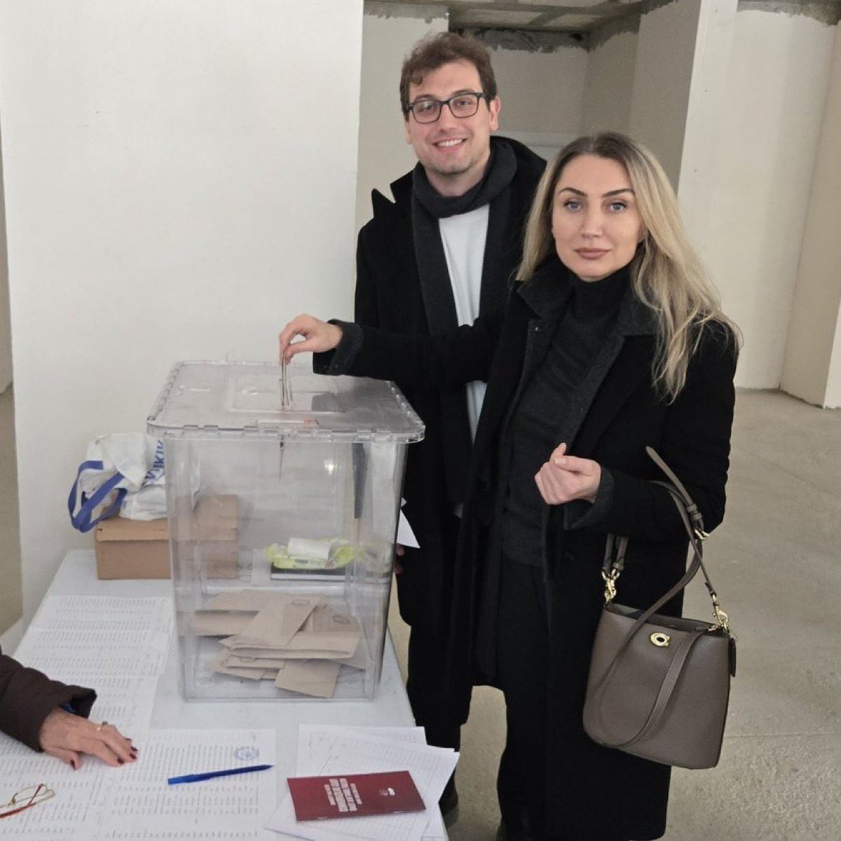 Kuzey Kore mi oğlum burası😂

Dilek İmamoğlu ve Selim İmamoğlu, tek adayın Ekrem İmamoğlu olduğu CHP'nin ön seçiminde oylarını kullandı.