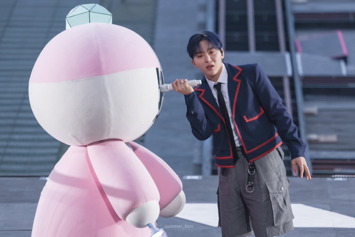 boogyucheol's tweet photo. the way he stuck the mic to bongbongie’s eyes 😭 https://t.co/CNstSLw8yZ