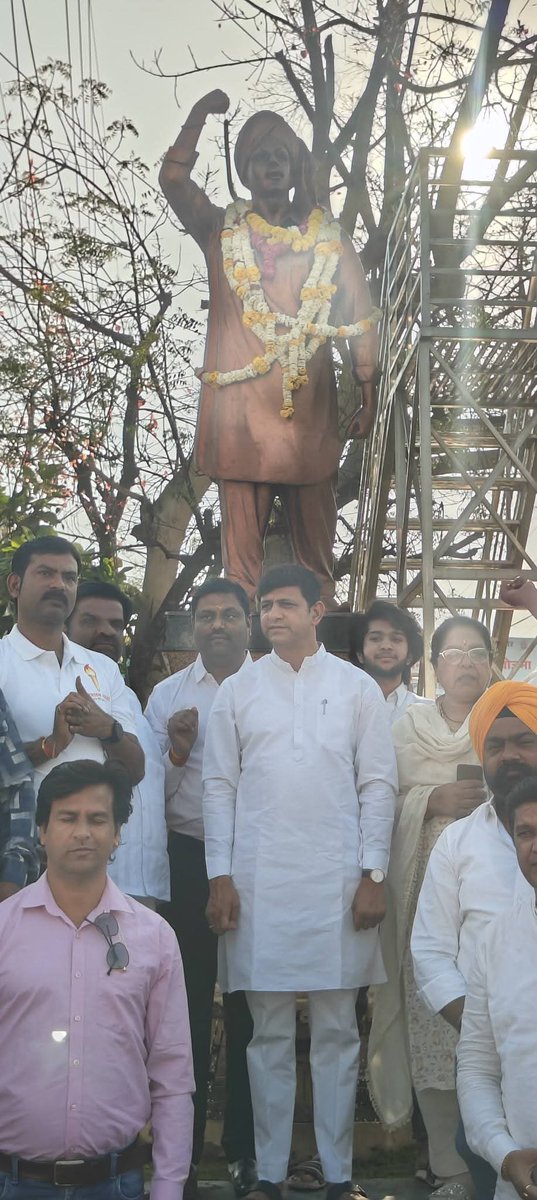 आज,स्वतंत्रता-संग्राम के प्रखर योद्धा तथा ऊर्जित युवता के सबसे प्रसिद्ध प्रतीक अमर शहीद भगतसिंह,राजगुरु एवं सुखदेव का बलिदान-दिवस की शहादत को नमन करते हुए इंदौर के प्रथम नागरिक श्री पुष्यमित्र भार्गव जी के साथ उनकी प्रतिमा पर माल्यार्पण कर उनको नमन किया। 
#शहीद_दिवस_23_मार्च