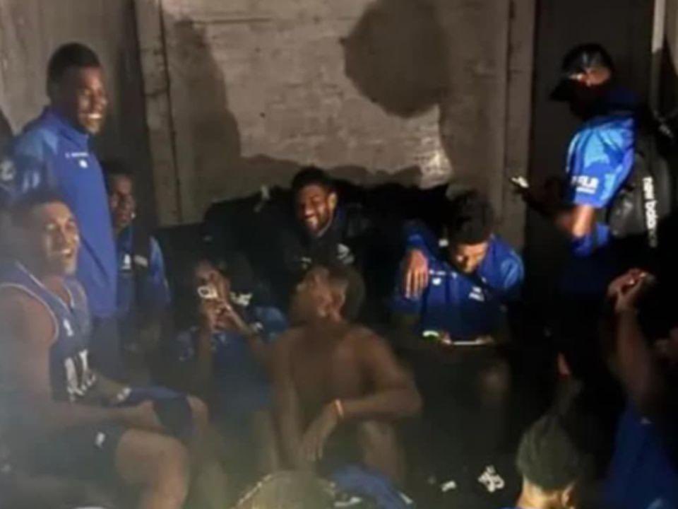 NotRobSimmons's tweet image. “Why can’t Drua play well away from home?”

You ride in the back of a box truck from Fiji to a Perth and see how you play rugby.

 #FORvDRU