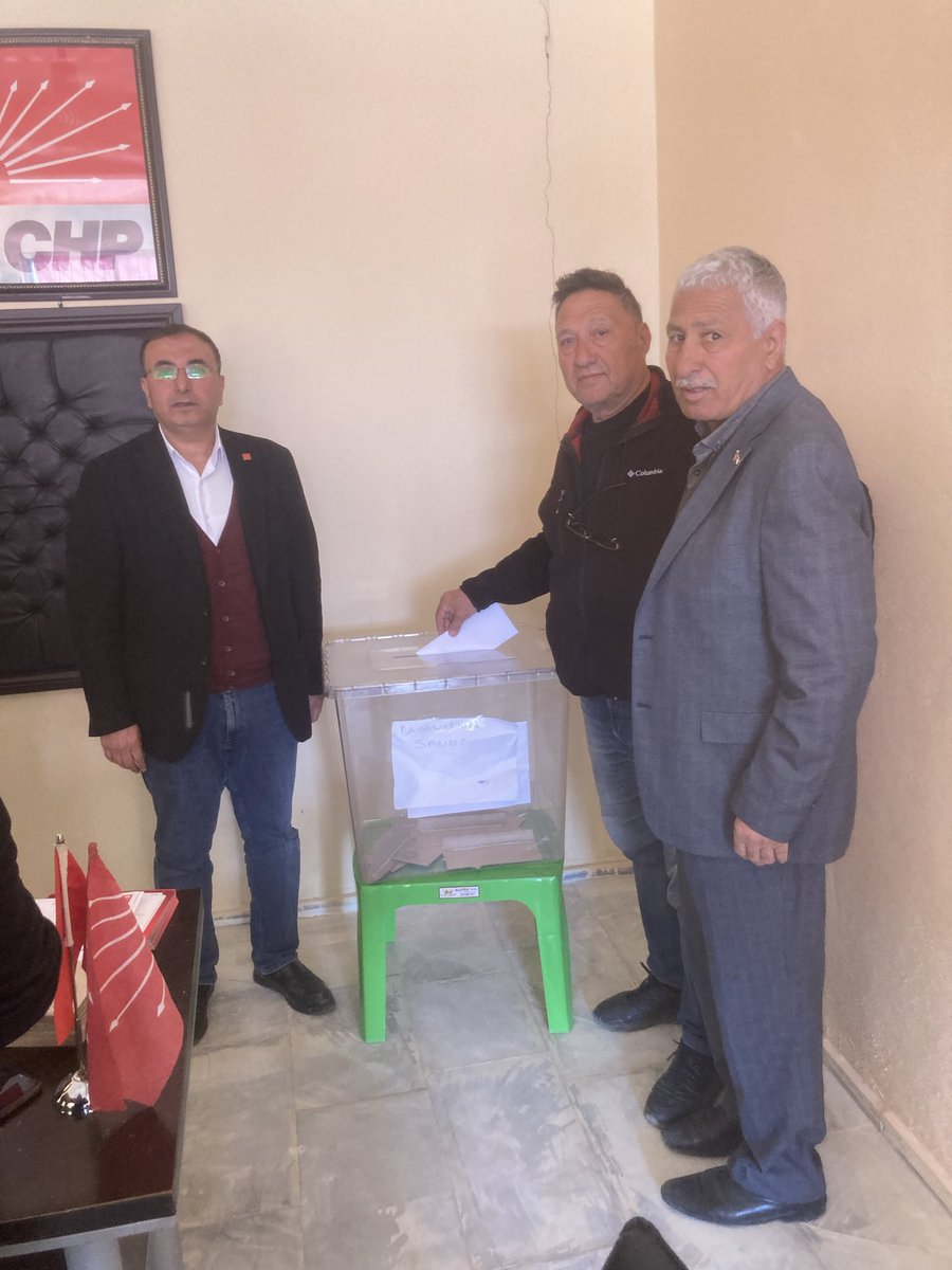 mustafakync_chp's tweet photo. Harran ilçemiz demokrasimize sahip çıkıyor .sabahın ilk saatlerinden itibaren üyelerimiz ve üye olmayan duyarlı vatandaşlarımız tarafından dayanışma sandıklarımıza oylarını kullanmaya devam ediyorlar. Teşekkürler HARRAN. https://t.co/Fq97HK8ZEV