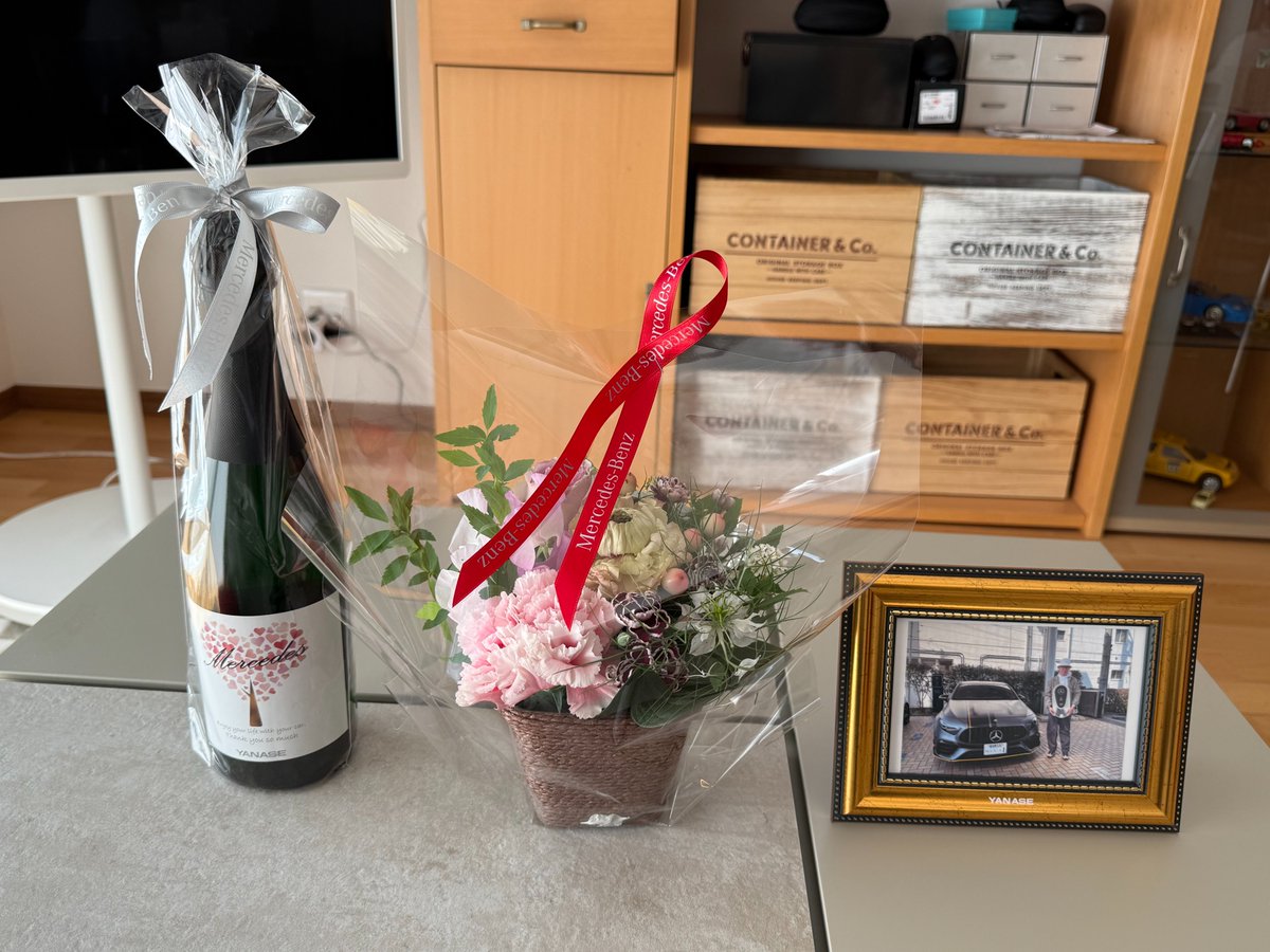 CarManiaTOM's tweet photo. メルセデス・ベンツ船橋ではA45S 4マチック＋ ファイナルエディションの納車に合わせて、花束、シャンパン、記念写真入りフォトフレームを頂きました😊 https://t.co/OCKrOXlWq2