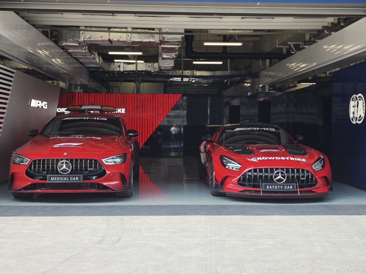 pedrolacacerola's tweet photo. #ChineseGP #F1 #SafetyCar #MedicalCar Ready to race! https://t.co/TbFHLkOg9y