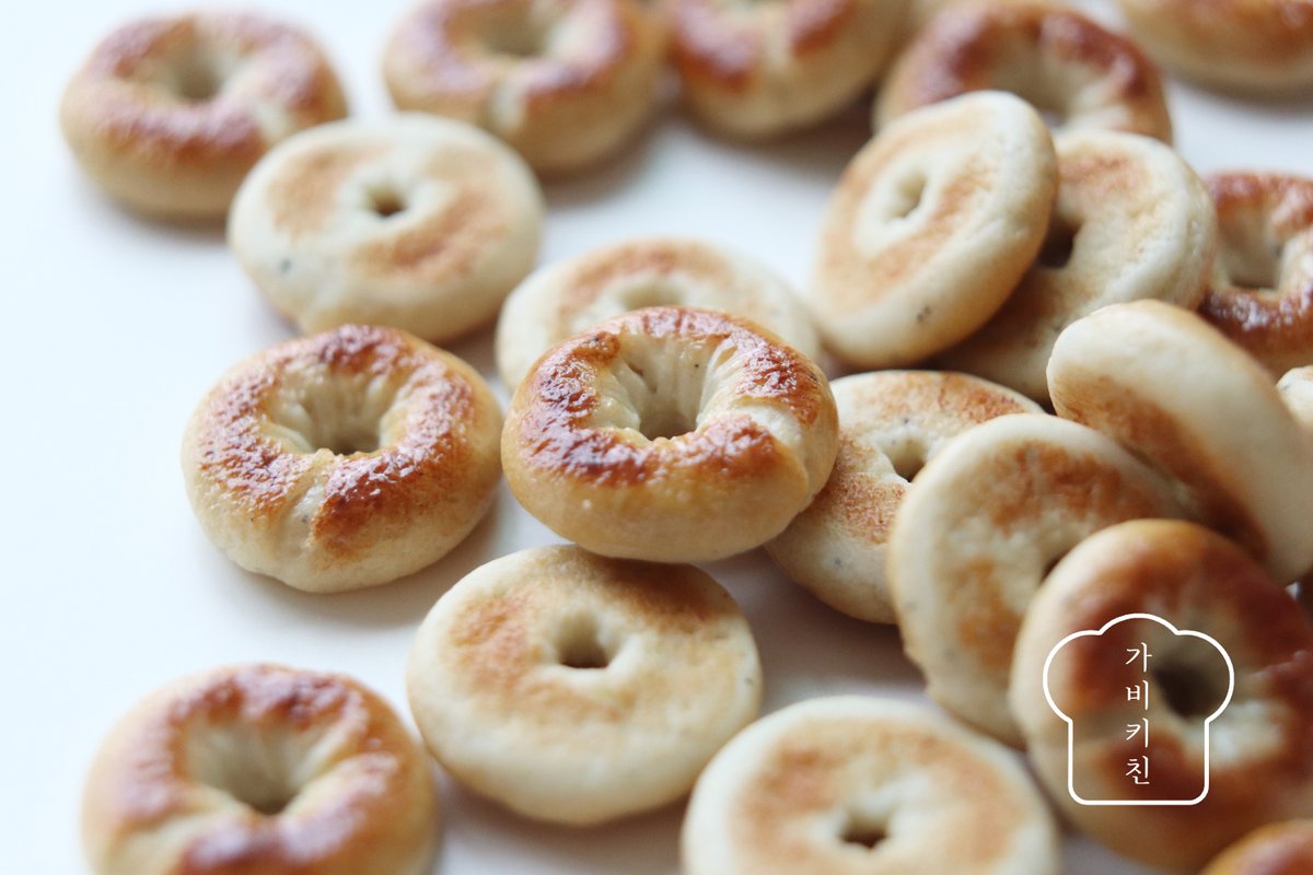 Gavi_kitchen's tweet photo. 🥯BAGEL BAGEL🥯

베이직 해서 더욱 찾기 힘든 베이글!
와글와글 모여있을수록 귀여운 베이글입니다!
03.23~03.26 까지 선주문 받습니다 :) 

잘부탁드립니다! 

상자 - 책갈피(@Chaeggalpi_74 ) https://t.co/PFsn5OhhAn
