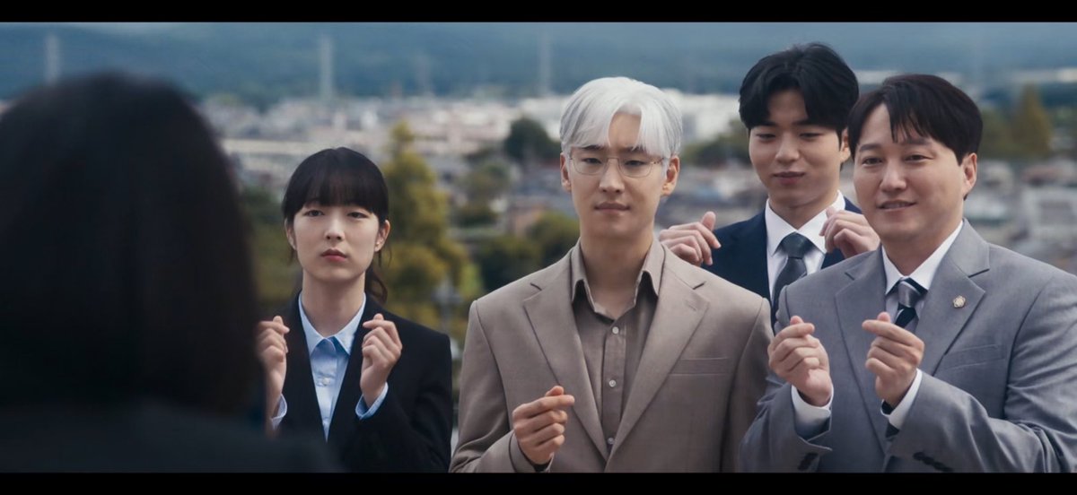 본체가 하트자판기이신분이 개떨떠름한 얼굴로 핑거하트하는게 ㅈㄴ웄낌