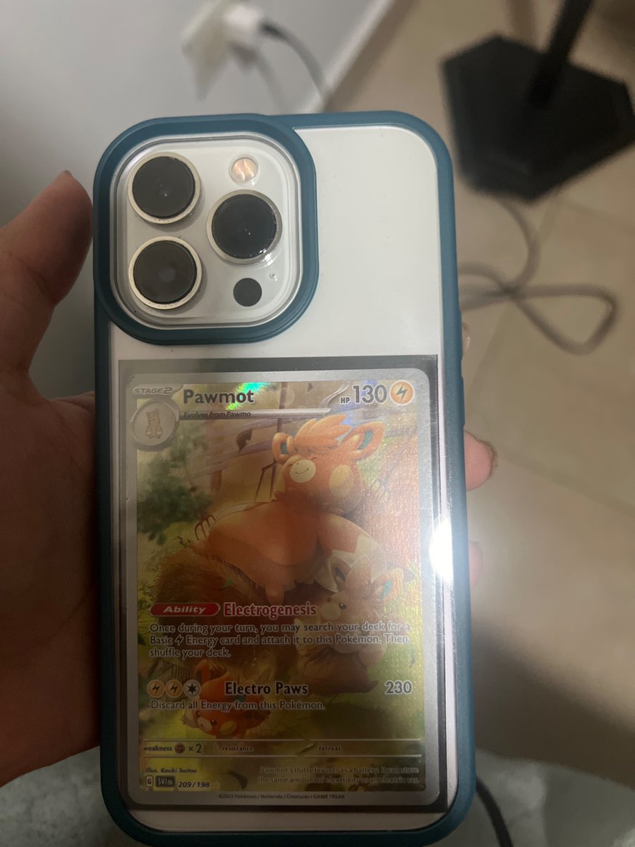 alemcleodm13's tweet image. Holii, si alguien perdió un iPhone con una tarjeta de pokemon en el cover en MACROFEST yo lo tengooo🤗🤗RT para que le llegue al dueñoo!!!
