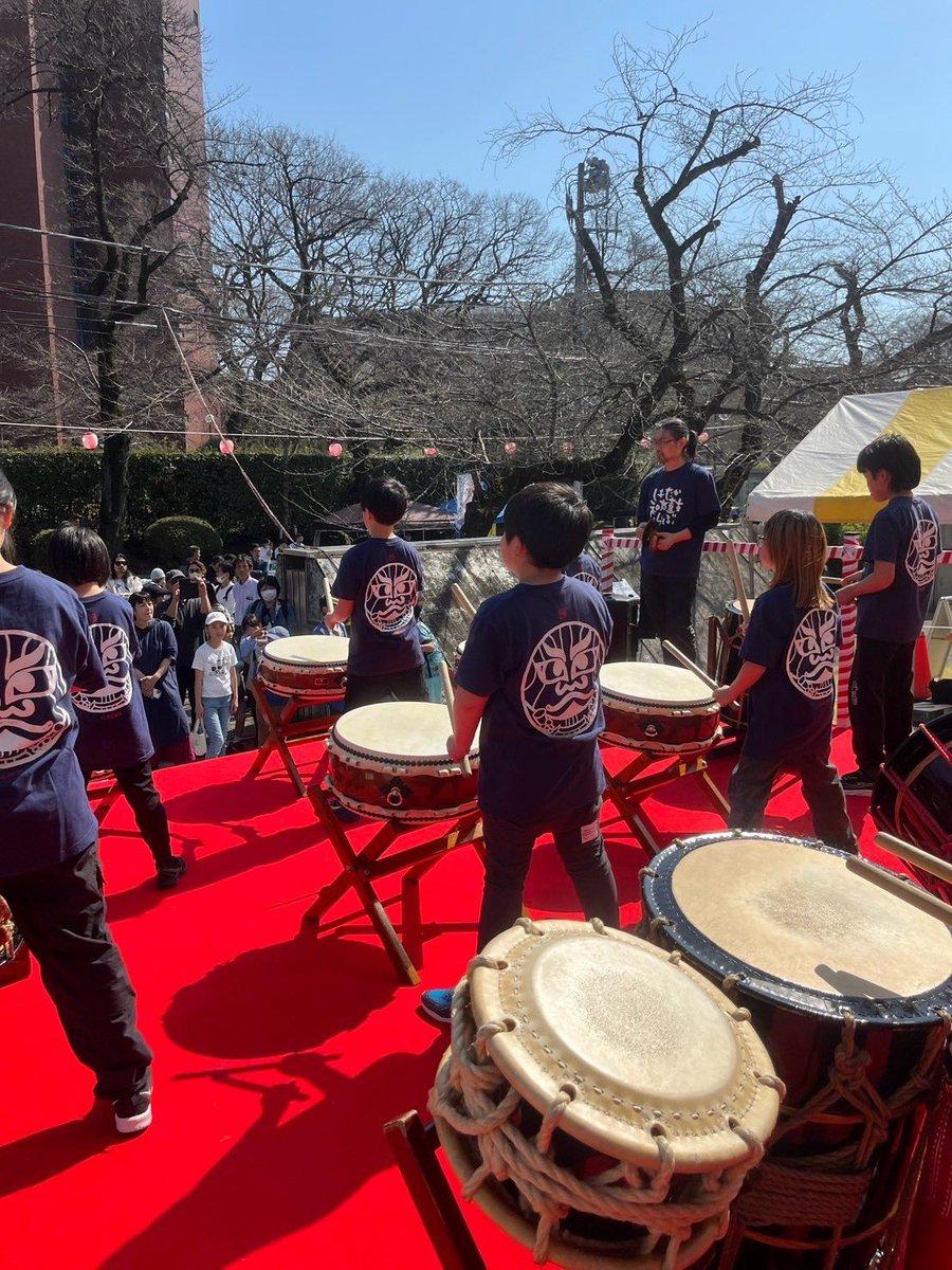 shimotaka_taiko's tweet photo. 今年も、しもたか大さくら祭りにて演奏いたしました♪
桜は咲いてませんでしたが、2日間とも暑いくらいの陽気でしたので、そろそろ桜も目覚めそうですね🌸

#しもたか和太鼓くらぶ
#下高井戸
#しもたか大さくら祭り
#和���鼓
#桜 https://t.co/rKaOvEv33d