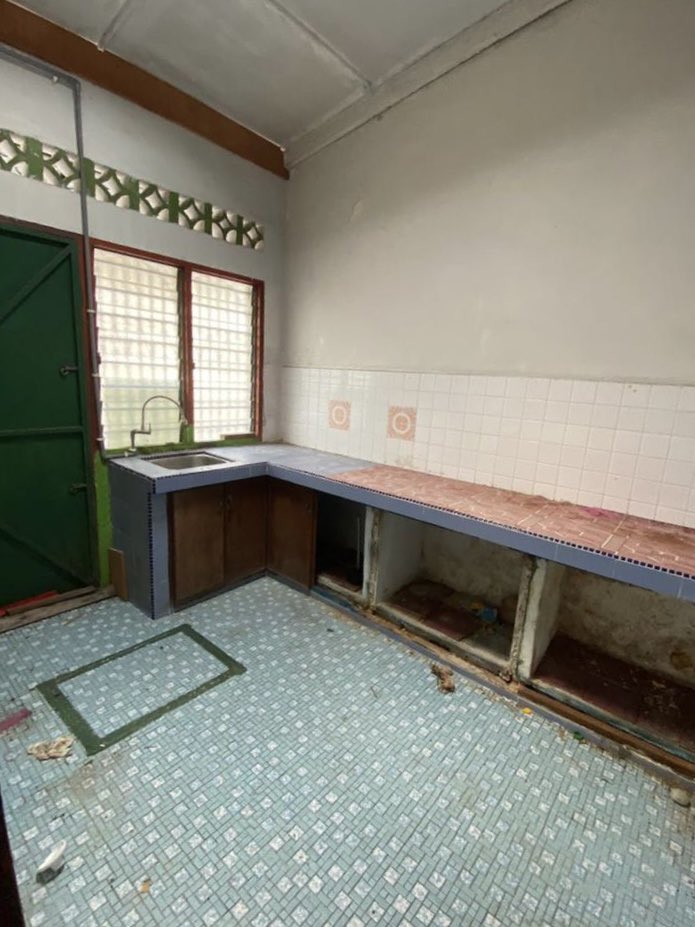 luqmanhakem31's tweet photo. TIL kabinet dapur mahal.

Alternatif boleh guna para + drawer plastik untuk jimatkan kos.

Kalau nak tutup, boleh try guna railing tirai.

Personally, aku susah nak justify ambil hutang demi kabinet aesthetic https://t.co/bqsy5tnEwt