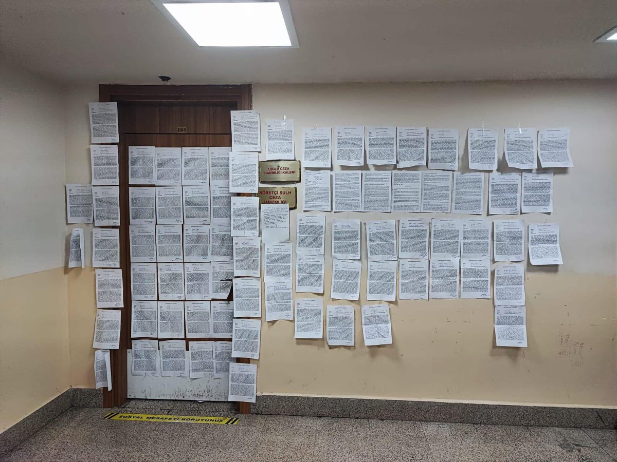 İZMİR BAROSU: "2025 Yılında Adalet, Adliyeden Kaçtı!"
'Dün, Baro Yönetim Kurulumuz ve yüzlerce meslektaşımız ile birlikte, beş meslektaşımızın hukuka aykırı olan yakalama ve gözaltı işlemlerine ve gözaltında bulunan yüzlerce yurttaşın gözaltı uzatma kararlarına karşı gerekli