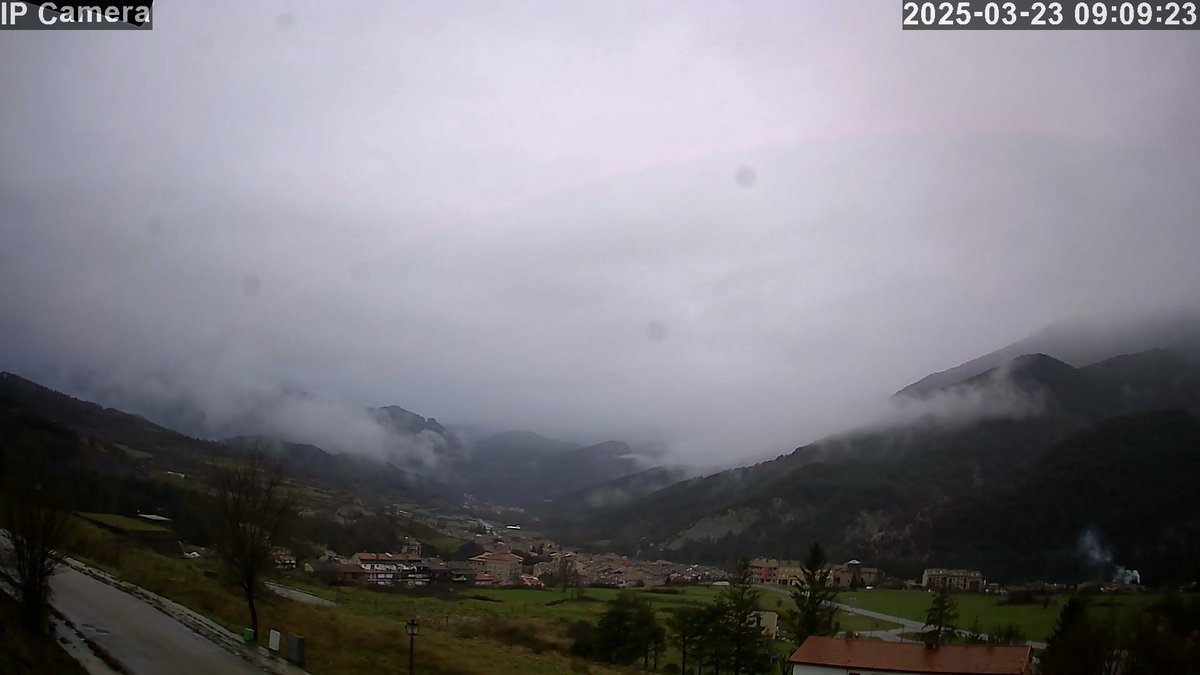 meteocadi's tweet photo. Feliç #diameteorologicmundial! L'hem encetat amb ❄️ a +1200 m. La nevada ja fa gruix a la plana ceretana.
❄️☔ La precipitació ens acompanyarà, amb alguna pausa, com a mínim fins a mitja tarda. Cota de neu 1000/1200 m.
🌦️❄️ Dilluns fred i canviant. Xàfecs de tarda
https://t.co/vsEq3JabLL