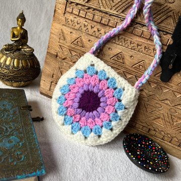 Handmade Crochet Ombre Bag 💜🤍🩷

This design has a delightful blend of colours. The bag is intricately made and is lined with soft white fabric, for a touch of luxury and durability, it would make a lovely gift 🧶
#MHHSBD #craftbizparty #earlybiz

dwcrochetpatterns.etsy.com/uk/listing/167…