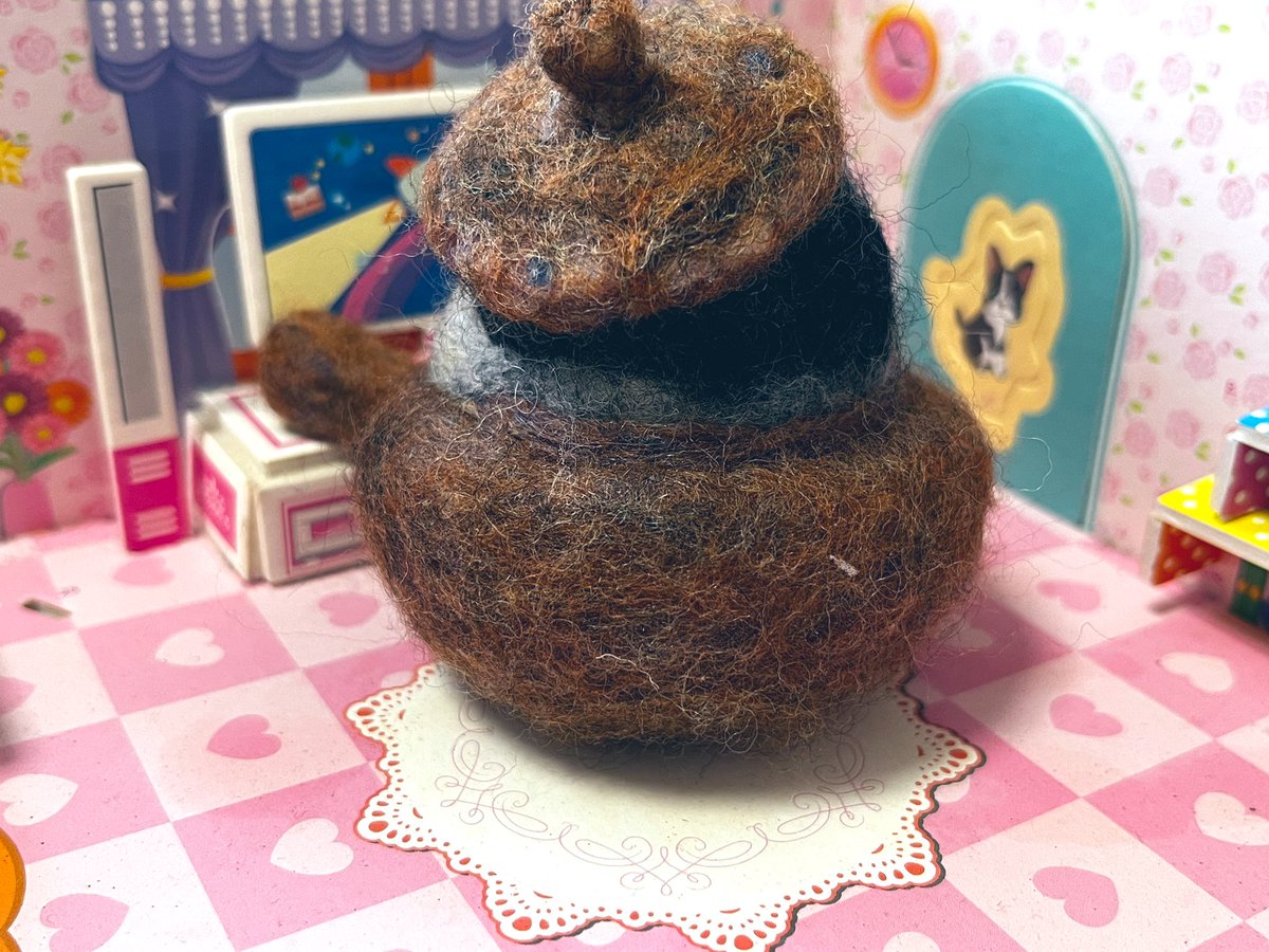 YouMouSan's tweet photo. 萬古焼の急須を買った記念に

ペンギン（萬古焼）🍵

#手芸 #羊毛フェルト #ペンギン #ハンドメイド #萬古焼 #三重県 https://t.co/99ZPBNL67s