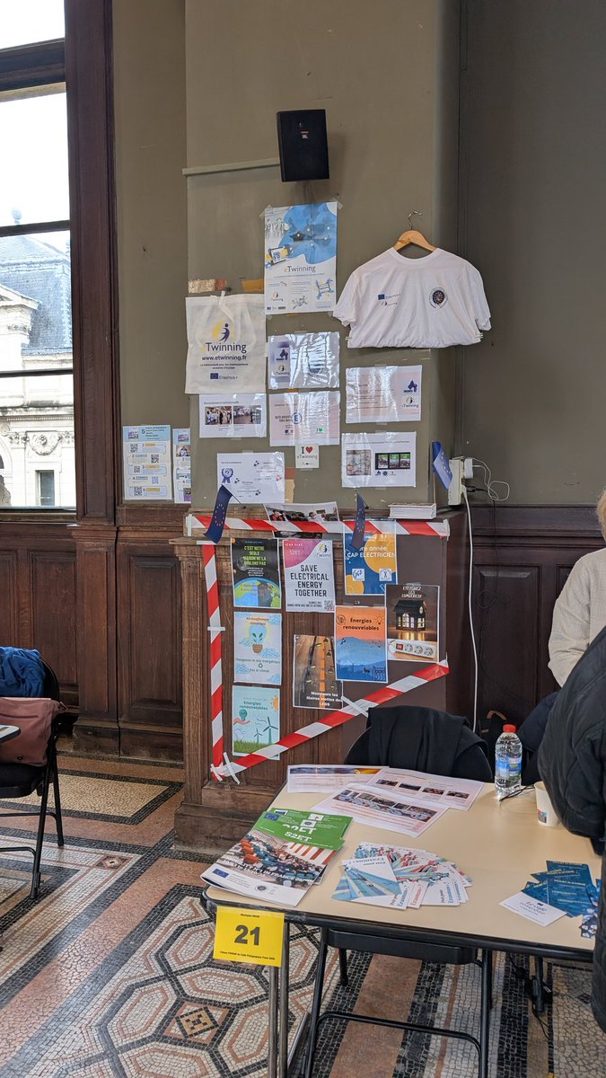 cap_elec's tweet photo. 📣 Hier au #ForumCafe2025 ! Fier de présenter notre projet S2ET mené avec nos CAP Électricien entre 🇹🇩🇪🇺🇫🇷 sur les économies d'énergie. Points forts d'hier : conférences, table ronde et échange entre pairs. Message retenu : "Gardez la flamme" malgré les défis. #Innovation #VET https://t.co/rsbd3RYYbT