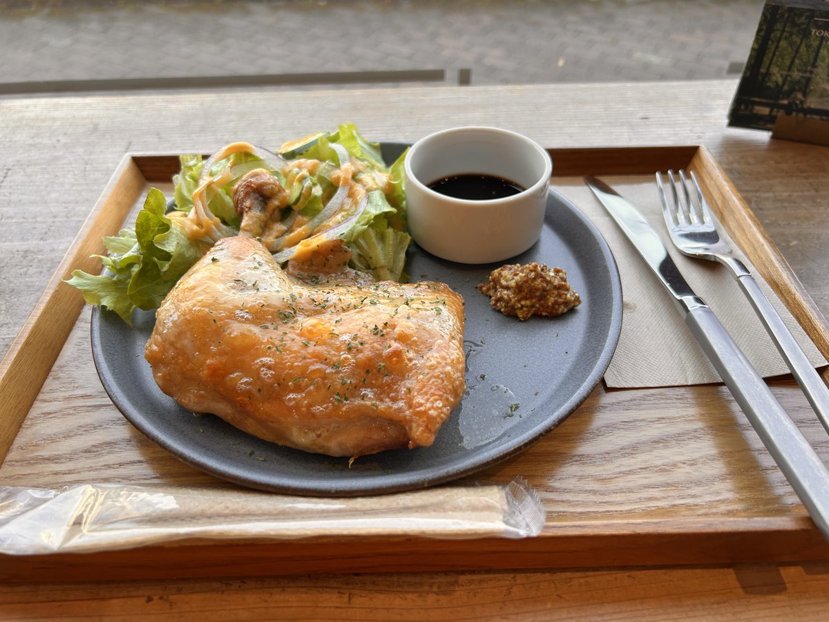 ose_tweety's tweet photo. 昨日のお昼（1枚目）。
東京裏山ベースさんの骨付き鶏もも肉のオーブン焼き 。

バルサミコ酢とマスタードで、お肉を美味しく頂きました。

https://t.co/lWB8avYFyN
カレーも美味しそうなので、今度食べてみる。 https://t.co/BD7Zqnn9yn