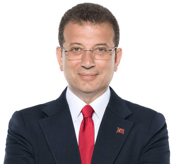 Soldaki Melih Gökçek: Yaptığı yolsuzluklar hakkında sayfa sayfa kitap yazıldı. Hakkında tek bir soruşturma dahi açılmadı.

Sağdaki Ekrem İmamoğlu: Yüzlerce kez yolsuzluk denetlemesine girdi sorun görülmedi. Gizli bir tanığın yolsuzluk suçlamasıyla tutuklandı.

Adaletiniz batsın.
