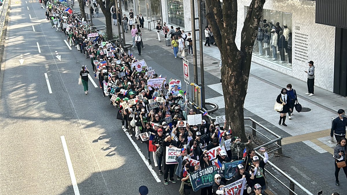 smninews's tweet photo. TINGNAN | Dagsa ang mga Overseas Filipino Workers na nakiisa ngayong araw, Marso 23, sa panawagang “I AM NOT A FILIPINO FOR NOTHING, I STAND WITH PRRD” marching rally sa Shibuya, Japan bilang pagpapakita ng kanilang simpatiya at suporta kay dating Pangulong Rodrigo Duterte. https://t.co/YToQjaOL8w