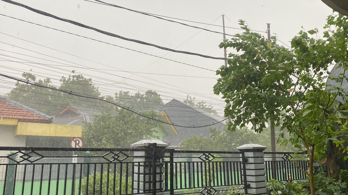 ongakudewi's tweet photo. @pln_123 kabel listrik di kendangsari blok F agak mleyot kena hujan angin siang ini. Minta tolong agak di efisiensi donk kabelnya.. thx https://t.co/bkxW9BXowL