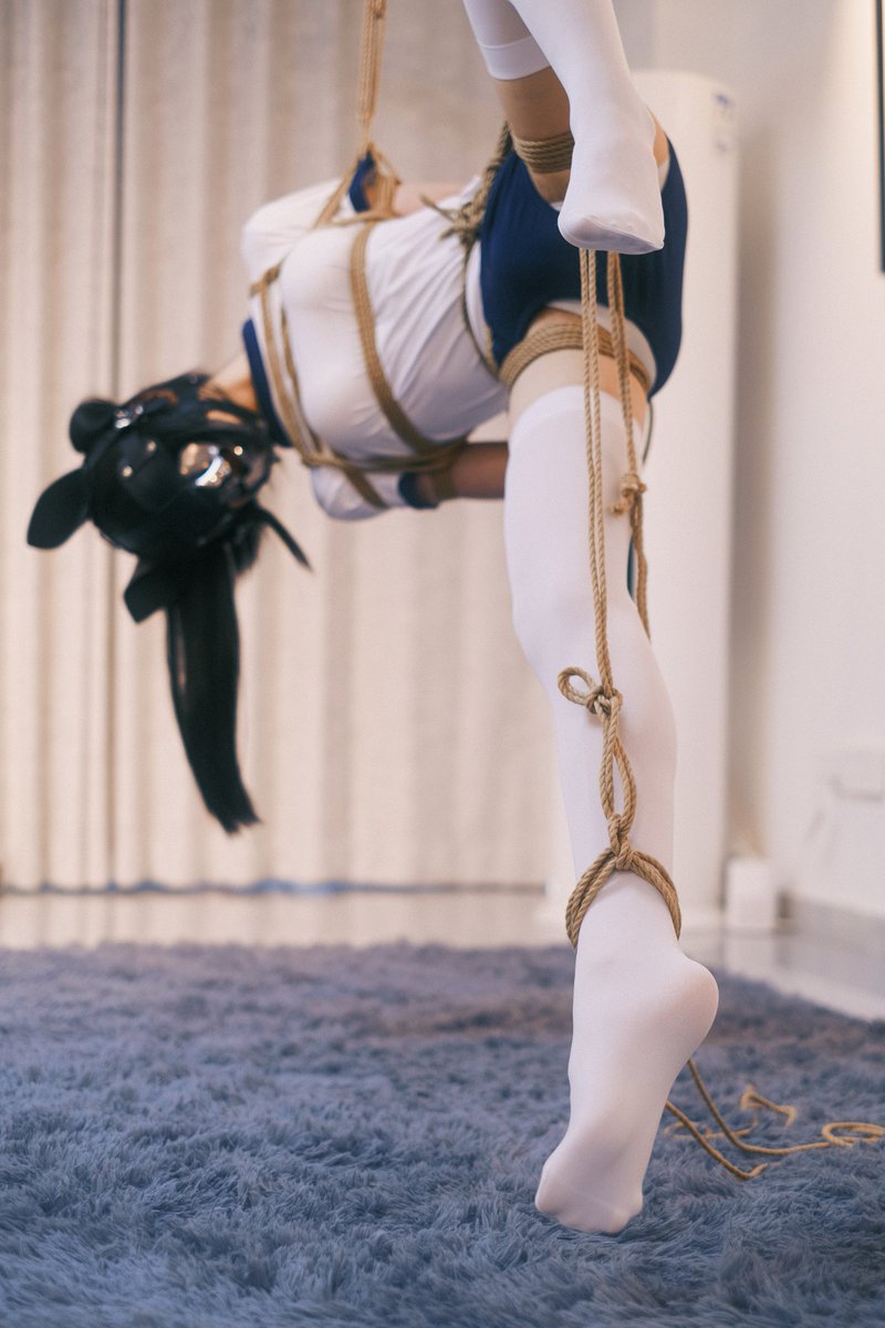 足尖与地面，还差一点距离...
绳/摄： <a href="/beyonds_dxd/">📷beyond 🪢</a> 
场地： <a href="/SpaceLongArt/">Space Long</a>