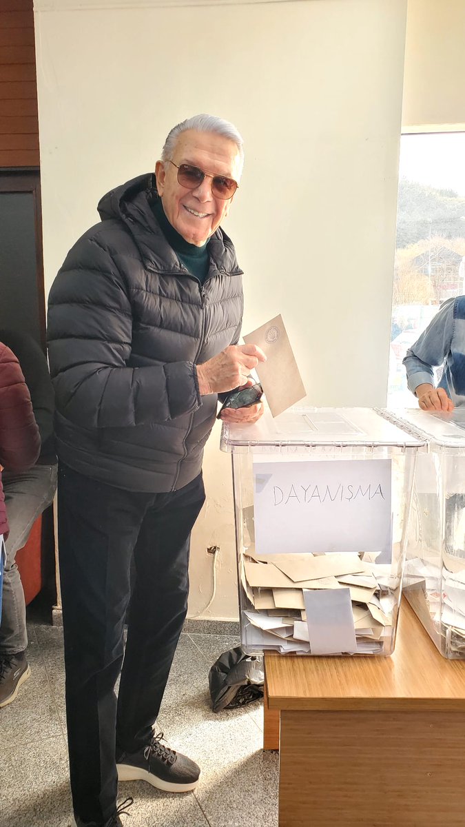 Oyumuza sahip çıktık ve "Ekrem İmamoğlu İçin Dayanışma" sandığına giderek bu kez de destek oyumuzu kullandık.
"Kurtuluş yok tek başına,
Ya hep beraber ya hiç birimiz..."