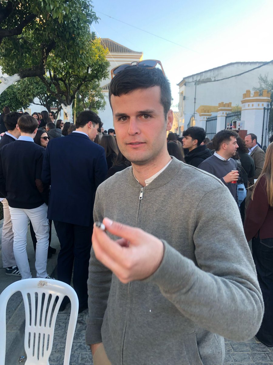 Manuflo6's tweet photo. @SoySergiolo11 Alex te ofrece un garro, aceptas? https://t.co/3bRRuHe5fj
