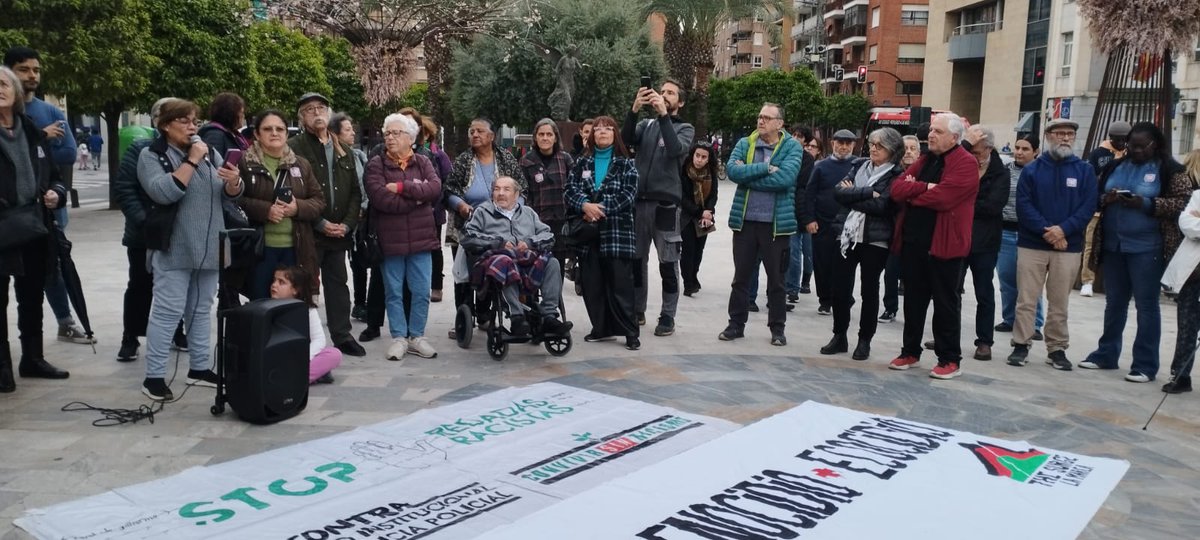 AntiRepresionRM's tweet photo. El 21 de marzo, nos concentramos en Murcia para exigir el fin de las redadas racistas institucionales.
La convocatoria, a la que se unieron diversos colectivos y personas a título individual, fue convocada por Convivir Sin Racismo.
¡Contra el fascismo! ¡Ninguna persona es ilegal! https://t.co/KTqTgapSy1