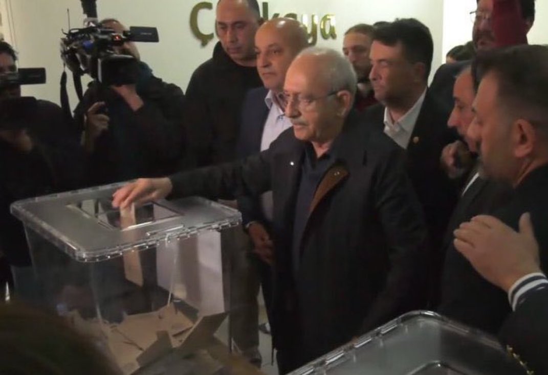 Celalciftcitr's tweet photo. Kemal Kılıçdaroğlu, CHP ön seçiminde Ekrem İmamoğlu için oy kullandı.
#SONDAKİKA #sarachanedeyiz #tutuksuz #tutuklanma #Tutuklanacak #masur #TehlikeGeliyor #RTÜK #Savcı #OHAL #TaksimMeydanı @kilicdarogluk https://t.co/GIF4Gf2eTG