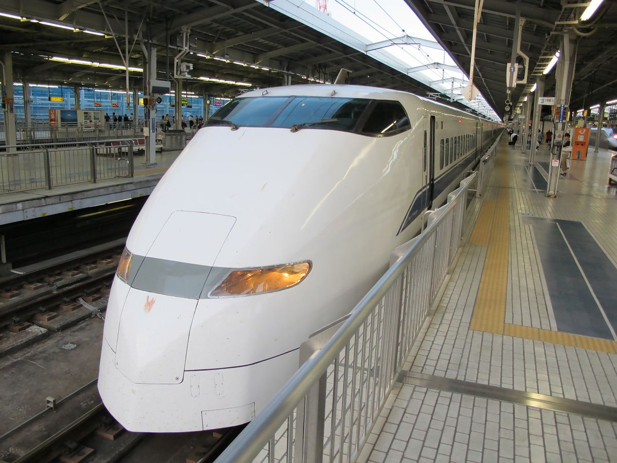 shibu_Train_BUS's tweet photo. 今日は3月23日で「323系の日」でありますけどこちらからはもう一つの323形を…。
新幹線300系電車の博多寄り先頭車が323形で3両1ユニットの300系の中で唯一ユニットを組まない形式でありました。
300系自体ももう懐かしい形式ですね。
#300系 https://t.co/3HP43lJmjT