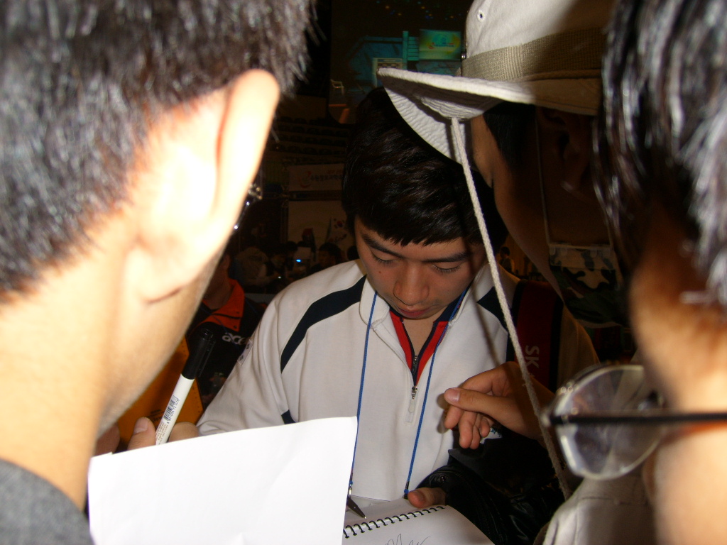 JustGamingKR's tweet photo. @BookofCSYouTube IEF 2009 SUWON
players; included 'SlayerS_BoxeR', 'Moon' and 'Light
mouse with autograph of 'Moon'
(3/5) https://t.co/CJd8hDyMbg