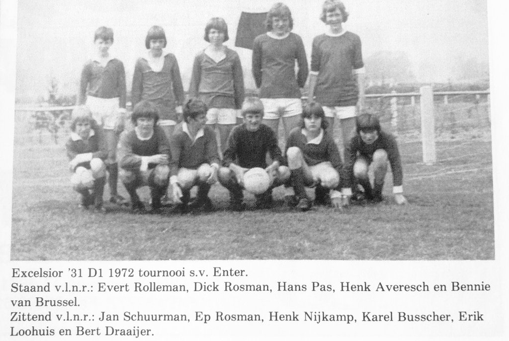 BvBrussel's tweet photo. Uit de oude doos van alweer 53 jaar terug. Zwartwit, v hals, ronde hals, geen reclame, keeper in sweater. Bij mijn weten nog 3 actief in de #voetballerij. https://t.co/TsFXiKWg7L