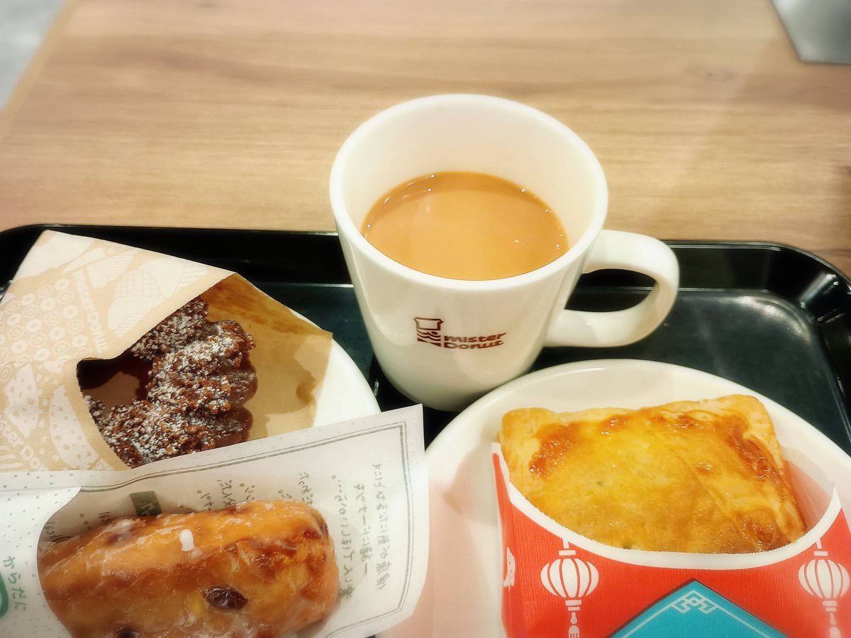 mugibue_flute's tweet photo. ロイヤルミルクティーを飲みたくなってミスドへ。
これ、美味しいんですよ〜☕
コーヒー同様、これもおかわりフリーなんです！（但し全店舗ではない模様）

喉乾いててちょっと飲んじゃったから少ないけど、もっといっぱい淹れてくれます😄 https://t.co/paQHvXM8xO