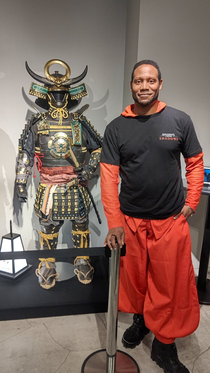 aceperegrine's tweet photo. 何気なく席に着いたら、向かいの席にダンテ・カーヴァーさんがいた!
弥助の衣装と一緒に写真撮らせてもらって嬉しい。ダンテさんの服もかっこいいな。
#ACLEGACY https://t.co/264N4z9ZTW
