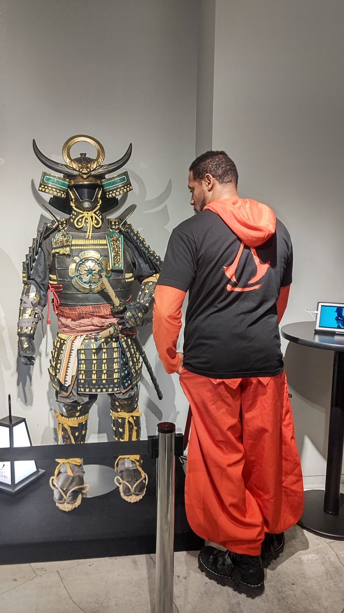 aceperegrine's tweet photo. 何気なく席に着いたら、向かいの席にダンテ・カーヴァーさんがいた!
弥助の衣装と一緒に写真撮らせてもらって嬉しい。ダンテさんの服もかっこいいな。
#ACLEGACY https://t.co/264N4z9ZTW