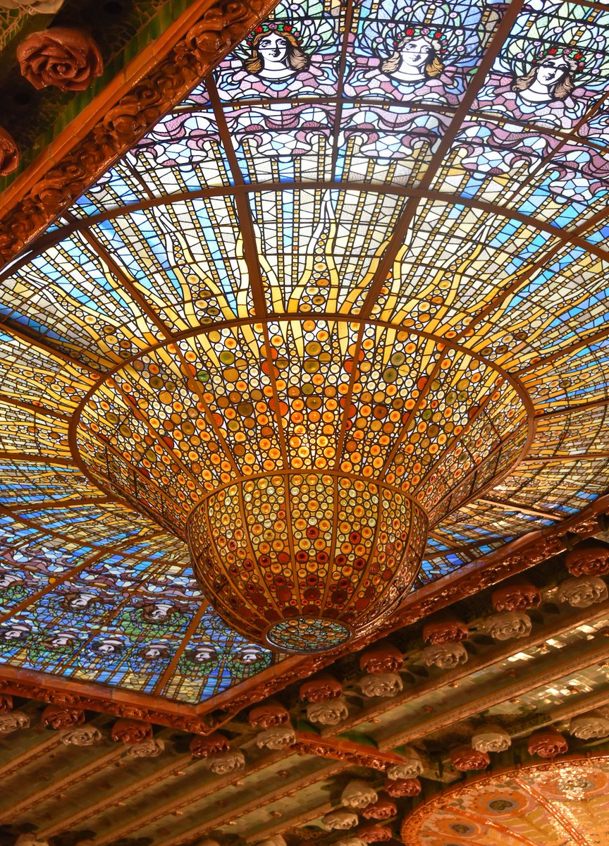 My best friend once said —

“My favorite thing to do in Spain is look up.”

Here are 20 ceilings around the country that will make you feel the same... 🧵