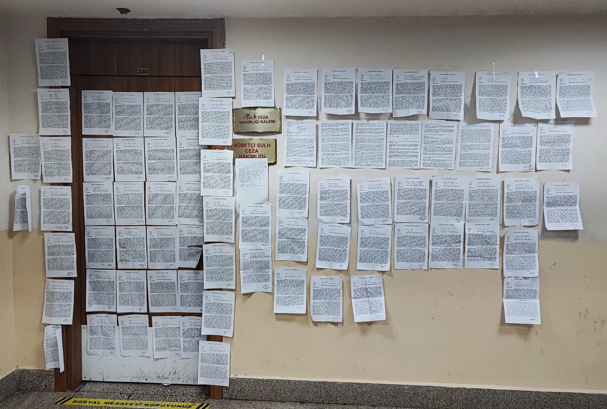 Dün gece İzmir Nöbetçi Sulh Ceza Hakimi ve personeli, gözaltında bulunan meslektaşlarımız ve vatandaşlarımız için vermek istediğimiz itirazlarımızı almamak için adliyeyi terk etti.

Bu fotoğraf, hukuksuzluğun fotoğrafıdır. Yargının geldiği son nokta budur.