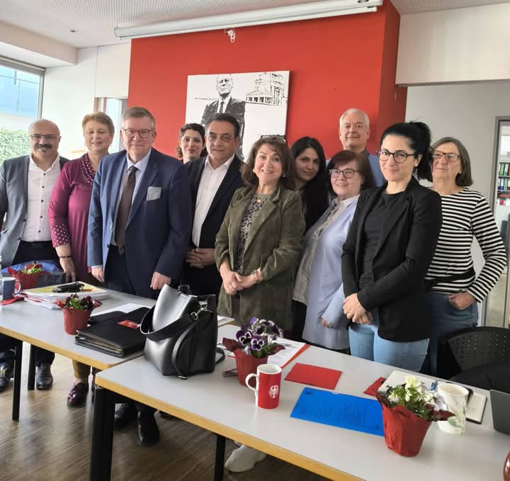AGMuV_Bayern's tweet photo. Unsere AG Migration und Vielfalt kam in Würzburg zusammen. Auf unserer Sitzung hatten wir die Gelegenheit, uns mit unserem #VolkmarHalbleib MdL ausgiebig zu besprechen. Anschließend waren wir am Infostand für unsere Oberbürgermeisterkandidatin #EvaVonVietinghoffScheel .  ✊🏽 https://t.co/VpXtai39gK