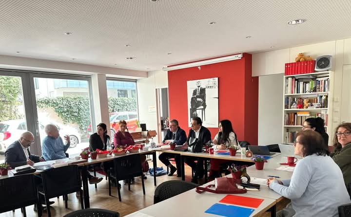 AGMuV_Bayern's tweet photo. Unsere AG Migration und Vielfalt kam in Würzburg zusammen. Auf unserer Sitzung hatten wir die Gelegenheit, uns mit unserem #VolkmarHalbleib MdL ausgiebig zu besprechen. Anschließend waren wir am Infostand für unsere Oberbürgermeisterkandidatin #EvaVonVietinghoffScheel .  ✊🏽 https://t.co/VpXtai39gK