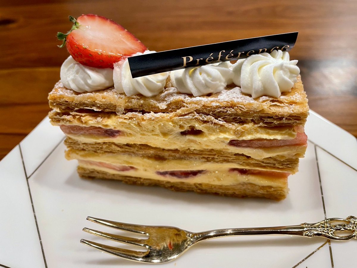 TACKER3's tweet image. 中野の #プレファレンス さん
苺のミルフィーユ 

生地はサクサクでバターの芳醇な香り

カスタードは甘さ控えめで苺のジュレ層は酸味があり輪郭を際立たせている
ホイップクリームは軽めでふわふわ
一気に食べると生地に浸透していきザクザク感とともに楽しめる
紅茶は必須

#Preference
#中野区
