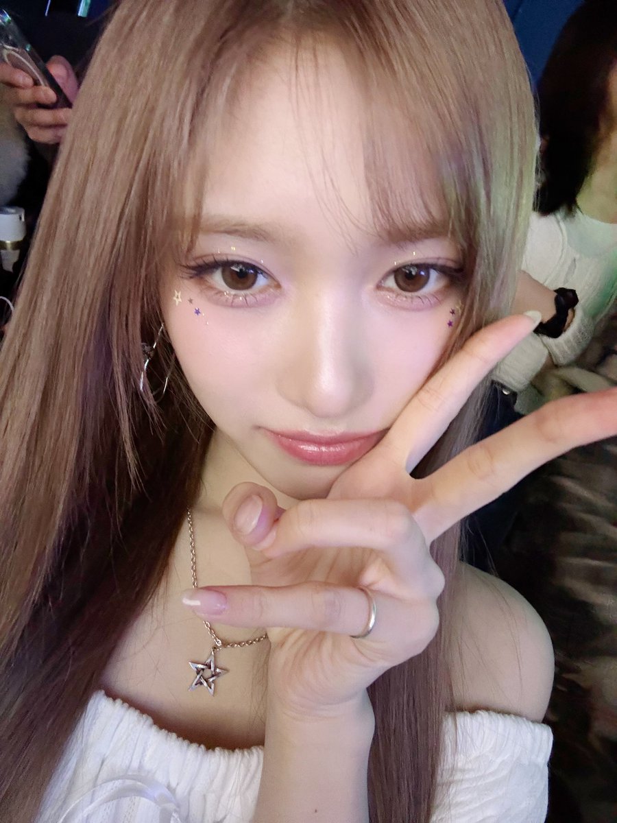 📸 
250323 #SBS #인기가요 완료 💕

일주일 중 제일 좋은 💚일요일💚의 공주님 👸
오늘은 우주여신 이서로 변신완료 🚀

인가 유니버스 우주에서 열리는
뮤직 페스티벌도 다이브의 뜨거운
성원에 힘입어 성황리에 완료 👾🫶

#IVE #아이브 
#LEESEO #이서