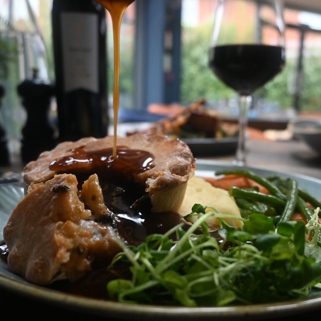 fourhorseshoess's tweet photo. Love a good #Pie? Then all #PieLovers should head to the @fourhorseshoess - With #Vegan and #GlutenFree versions also available - #BookaTable here https://t.co/spuQYZXLCd Or CALL 023 8017 4355 #Foodie #Restaurant #Southampton #EatOut #Romsey #Nursling #SouthamptonEat #LocalFood https://t.co/kkOQNSsUvd