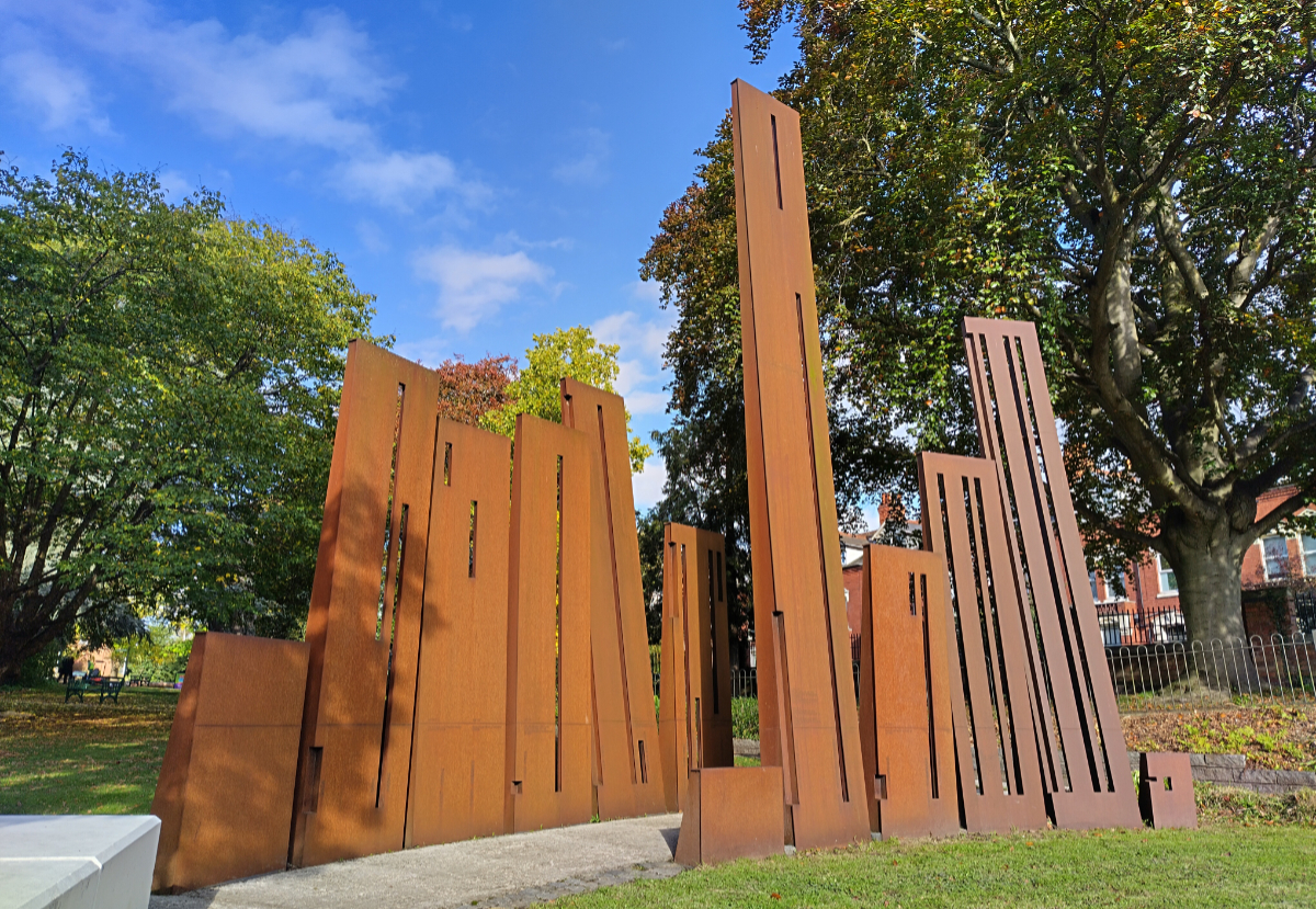 Today, we highlight an unusual memorial in the English city of Worcester: the ‘Battle of Gheluvelt Memorial Sculpture’. Each plate symbolises two months, with the height reflecting the number of casualties from that period. The picture shows the representations of 1917 and 1918.