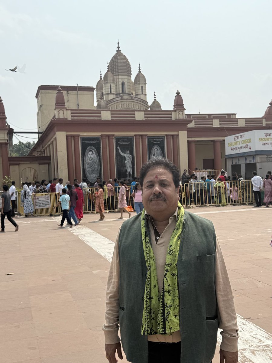 ShuklaRajiv's tweet image. Had darshan at dakhnewshar temple at Kolkata. Swami ramkrishna paramhans used to worship kali ji here . Also swami vivekanand ji.