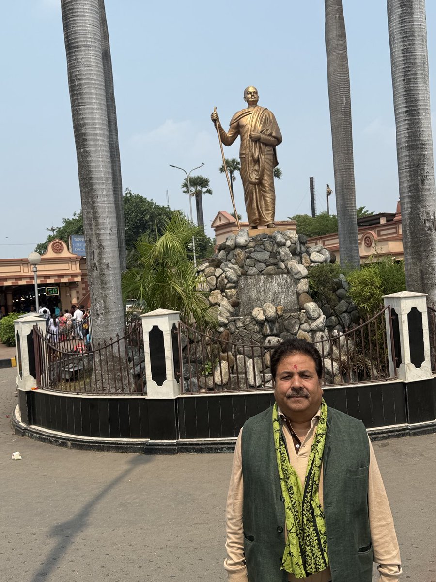 ShuklaRajiv's tweet image. Had darshan at dakhnewshar temple at Kolkata. Swami ramkrishna paramhans used to worship kali ji here . Also swami vivekanand ji.