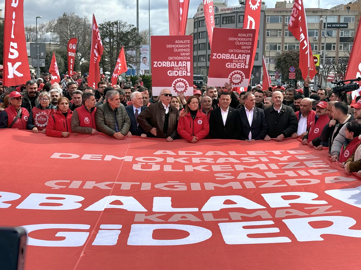 İstanbul'da yüzbinler..Türkiye genelinde milyonlara ulaşan kitleler
cumhuriyetin kazanımlarına... geleceklerine.. iradelerine günlerden beri sahip çıkıyorlar..
Selam Olsun!..
Örgütlü Bir Halkı..
Hiç Bir Kuvvet Yenemez..